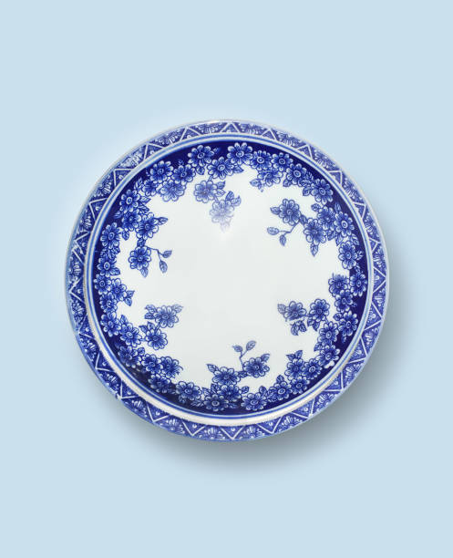 chinesischem blau-weißen porzellan teller - plate ceramics pottery isolated stock-fotos und bilder