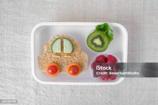 Caja De Almuerzo De Coche Divertido Arte De Alimentos Para Niños Foto de stock y más banco de imágenes de Niño