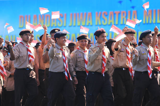 scouts indonesia - child patriotism saluting flag fotografías e imágenes de stock