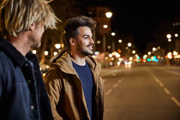도시에 밤에 산책 하면서 이야기 하는 친구 - barcelona city night street 뉴스 사진 이미지