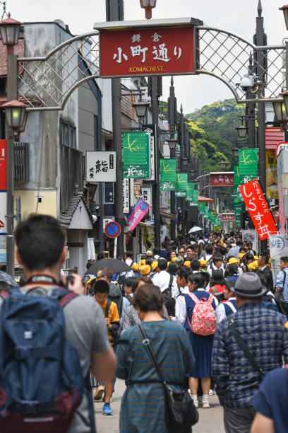 calle komachi, karamura, japón - kamakura japan tourist people fotografías e imágenes de stock