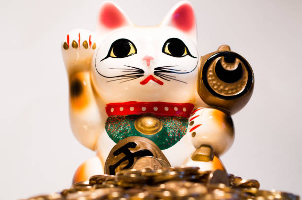 istock Beckoning cat and 5 yen ball 695412122