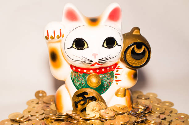 istock Beckoning cat and 5 yen ball 695412164