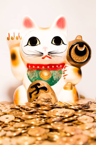istock Beckoning cat and 5 yen ball 695414302