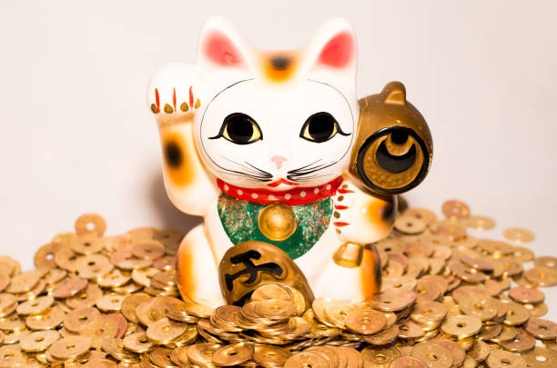 istock Beckoning cat and 5 yen ball 695414332