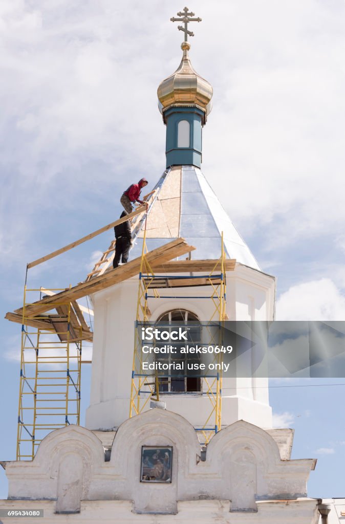Iglesia De La Natividad De La Santísima Virgen En La Aldea De Konygin Los Trabajadores De Reparación Del Techo Foto de stock y más banco de imágenes de Aire libre - iStock Iglesia De La Natividad De La Santísima Virgen En La Aldea De Konygin Los Trabajadores De Reparación Del Techo Foto de stock y más banco de imágenes de Aire libre - iStock