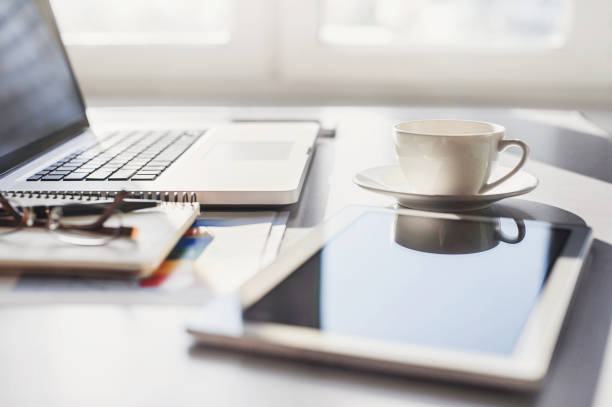 lieu de travail. bureau - desk nobody color image day photos et images de collection