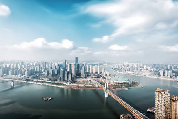 블루 구름 하늘에 물 근처 현대 건물 - chongqing china bridge asia 뉴스 사진 이미지