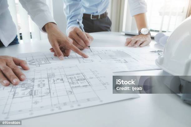 Incontro Di Ingegneri Per Progetto Architettonico Lavorare Con Il Partner - Fotografie stock e altre immagini di Architetto
