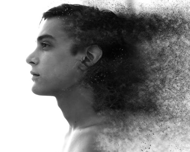 manipulação da foto de um retrato preto e branco de um homem nu, olhando para a distância como de suas camadas desvanecem-se "n" n - fade out - fotografias e filmes do acervo