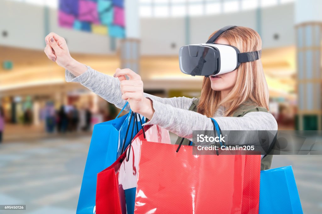 Frau Erfahrungen mit VR Kopfhörer Online-shopping - Lizenzfrei Computerspieler Stock-Foto