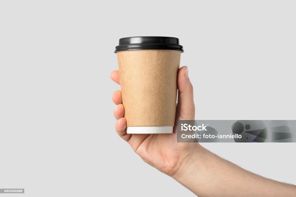 Mock-up der männliche Hand, die einen Kaffee Pappbecher auf grauem Hintergrund isoliert. - Lizenzfrei Trinkgefäß Stock-Foto