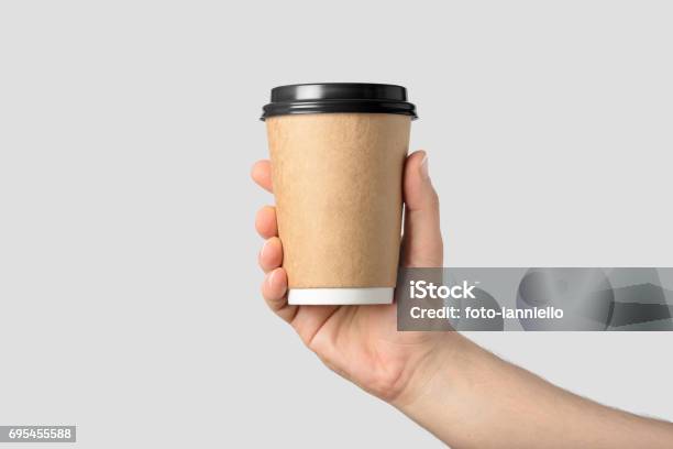 Mockup Der Männliche Hand Die Einen Kaffee Pappbecher Auf Grauem Hintergrund Isoliert Stockfoto und mehr Bilder von Trinkgefäß