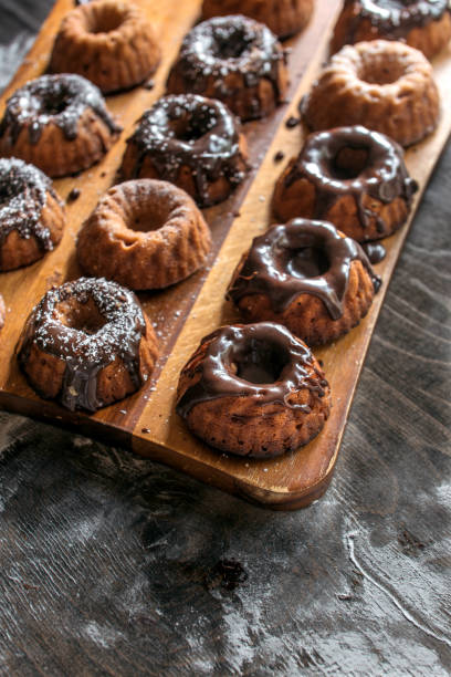 kugelhopf mini chocolate - chocolate bundt cake fotografías e imágenes de stock