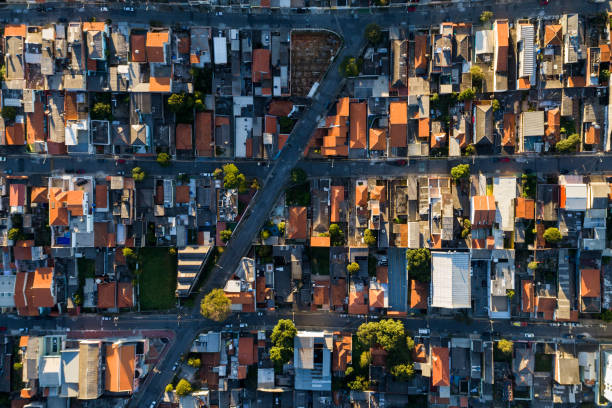 vista superior del barrio suburbano de sao paulo, brasil - poor area fotografías e imágenes de stock