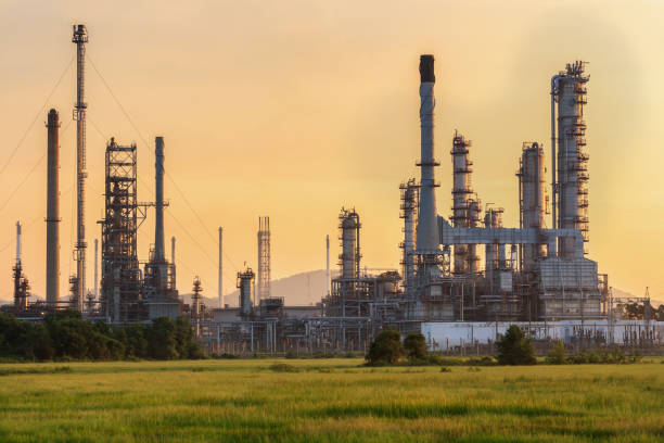 istock Oil refinery factory in twilight 695513410