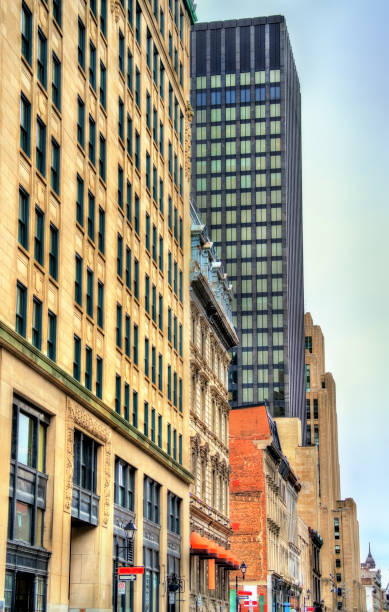 edificios en la calle de notre-dame en el viejo montreal, canadá - royal bank of canada fotografías e imágenes de stock