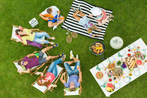 istock Friends and barbecue 695516394
