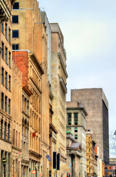 edificios en la calle de notre-dame en el viejo montreal, canadá - royal bank of canada fotografías e imágenes de stock