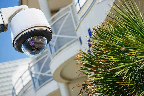 камеры видеонаблюдения или системы наблюдения с современной роскошной резиденции на размытом фоне - individual event audio стоковые фото и изображения