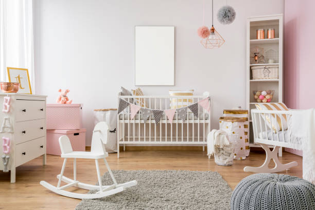 maquette affiche blanc sur lit de bébé - chambre de bébé photos et images de collection