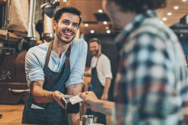 pago de tarjeta de crédito en la tienda de café - security bar fotografías e imágenes de stock