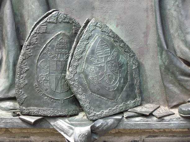 fragmento del relieve conmemorativo sobre la reunión del papa ioannes paulus pp. ii; y el cardenal joseph alois ratzinger en colonia - benedict xvi fotografías e imágenes de stock