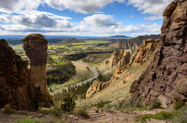 vue du sommet smith rock state park trail - crooked river photos et images de collection