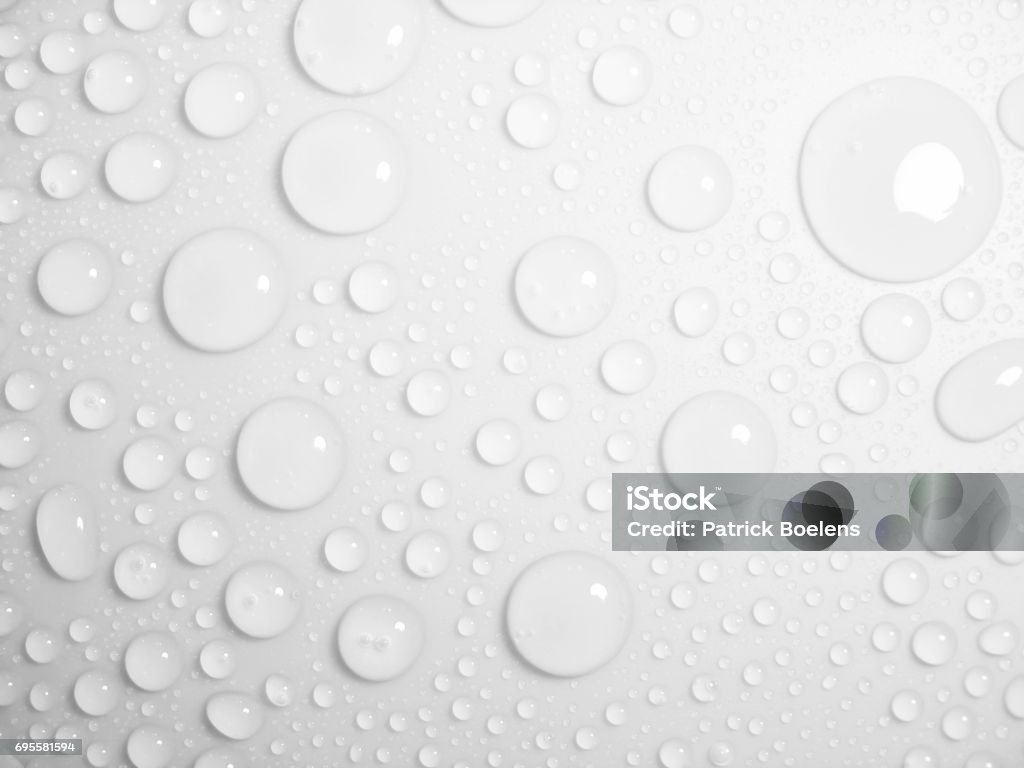 Fundo de gota limpo água sobre uma superfície branca brilhante - Foto de stock de Gota - Líquido royalty-free