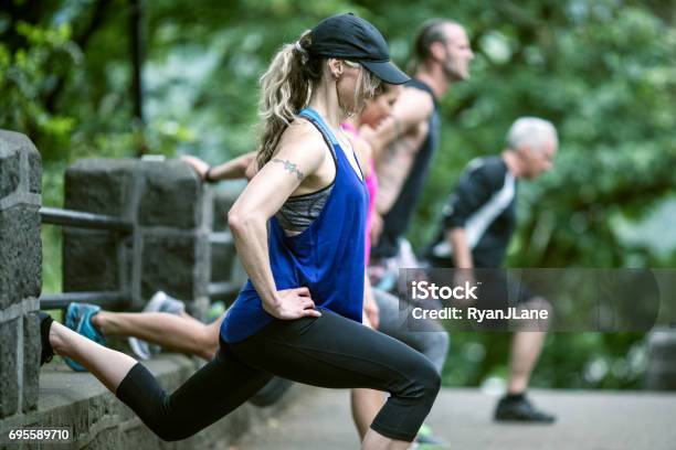 Outdoorzumba Stockfoto und mehr Bilder von Fitness-Bootcamp - Fitness-Bootcamp, Fitnesstraining, Im Freien