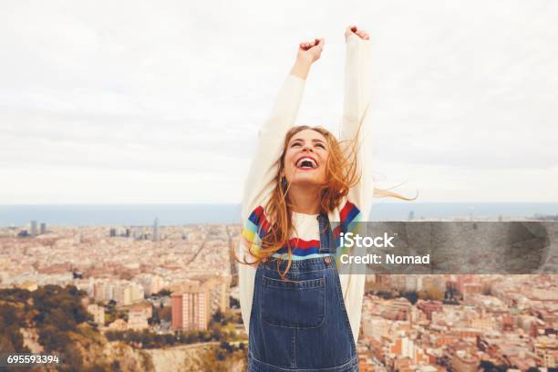 Mujer Feliz Con Los Brazos Alzados Contra El Paisaje Urbano Foto de stock y más banco de imágenes de Felicidad