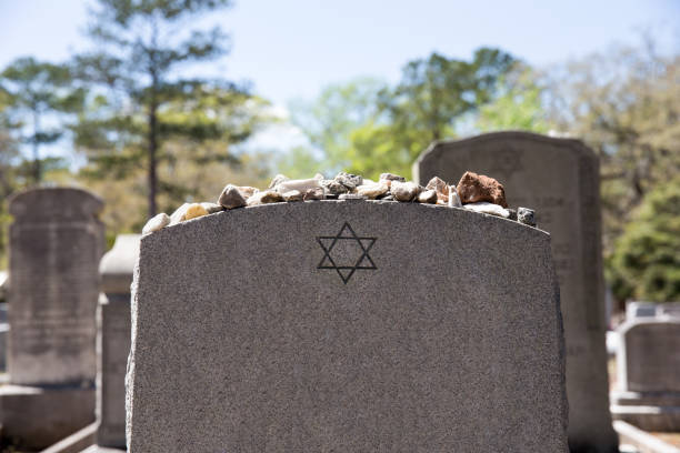 grabstein im jüdischen friedhof mit davidstern und speicher-steinen - judentum stock-fotos und bilder