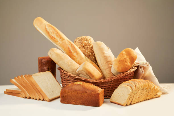 korb mit verschiedenen backwaren - food bread groceries basket stock-fotos und bilder