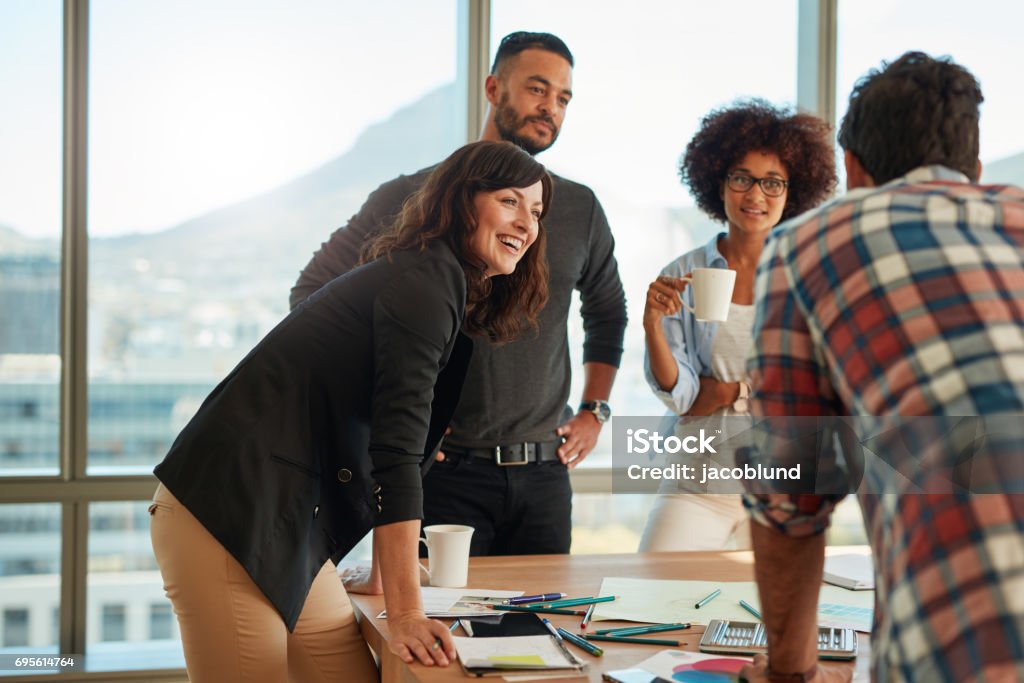 Gruppo di persone multietniche durante le riunioni di lavoro - Foto stock royalty-free di Inserzione pubblicitaria