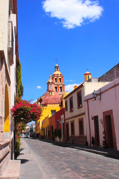 rue avec des bâtiments médiévaux, queretaro, mexique - queretaro city photos et images de collection