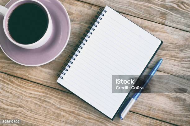 Draufsicht Der Kaffee Notizblock Und Stift Stockfoto und mehr Bilder von Kaffee - Getränk - Kaffee - Getränk, Planung, Ansicht aus erhöhter Perspektive