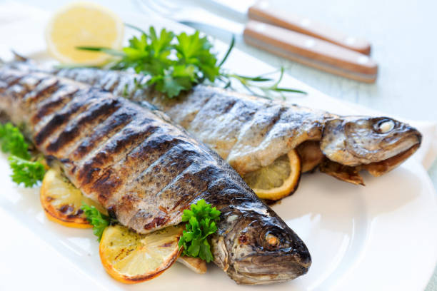 grilled fish - zubereiten imagens e fotografias de stock