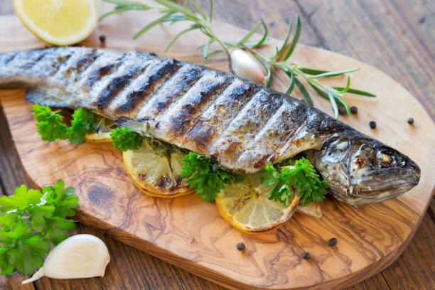 grilled fish - zubereiten imagens e fotografias de stock