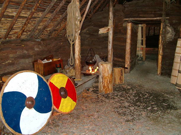 повторное создание ин�терьера деревянно-со-длинного дома викингов в l'anse aux meadows - l unesco стоковые фото и изображения