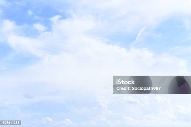 Blauer Himmel Mit Wolken Stockfoto und mehr Bilder von Abstrakt - Abstrakt, Bedeckter Himmel, Bildhintergrund