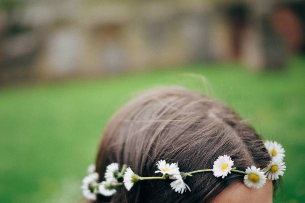 女の子の頭の上の花の冠 - wearing flowers ストックフォトと画像