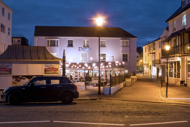 una piccola area con illuminazione notturna e auto - sidmouth devon foto e immagini stock