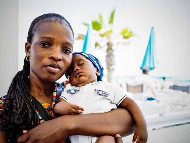 joven madre emigrante africana con bebé - ariel cisjordania fotografías e imágenes de stock