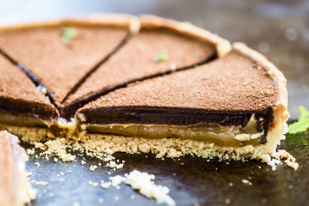 소금에 절인된 카라멜과 초콜렛 타트 - tart caramel dessert pastry 뉴스 사진 이미지
