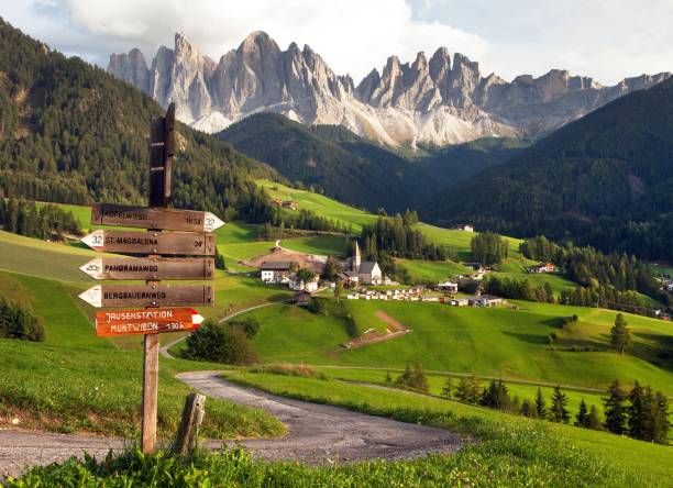 istock Geislergruppe or Gruppo dele Odle 695675718