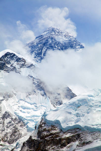 view of top of mount everest from kala patthar - kala pattar imagens e fotografias de stock