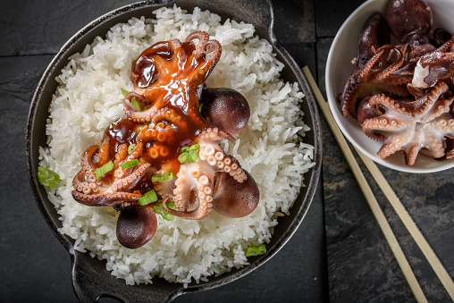 Gurita saus teriyaki berkilau dengan rasa manis dan gurih khas Jepang