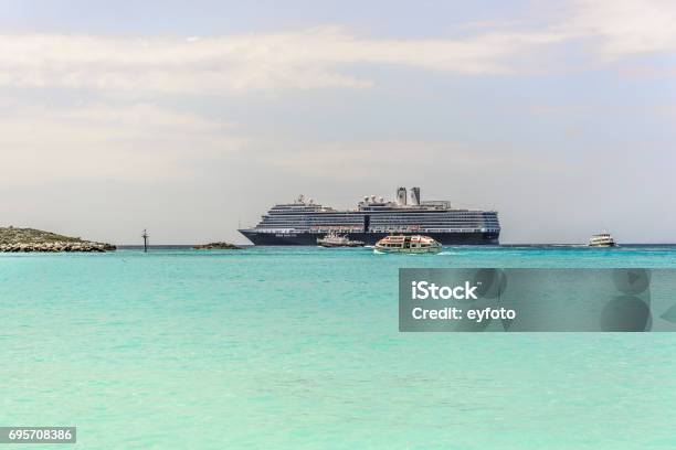 Arrivo Di Half Moon Cay - Fotografie stock e altre immagini di Banco di sabbia - Isola - Banco di sabbia - Isola, Mezza luna, Bahamas
