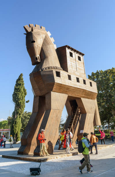 реплика деревянного троянского коня в древнем городе троя. турция - horse troy turkey imitation стоковые фото и изображения