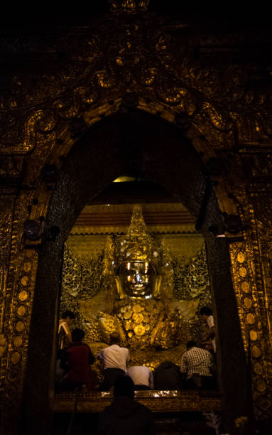 mahamyatmuni buddha - ancient architecture buddhism burmese culture stock-fotos und bilder